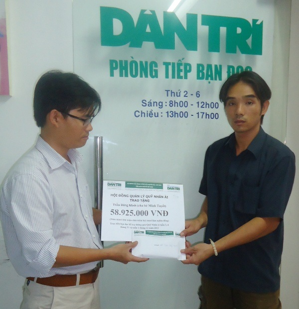 Gần 59 triệu đồng đến với bé Minh Tuyết - 1 Trao tặng quà bạn đọc Dân trí gửi cho anh Tsằn Dũng Minh (cha bé Tsằn Minh Tuyết)