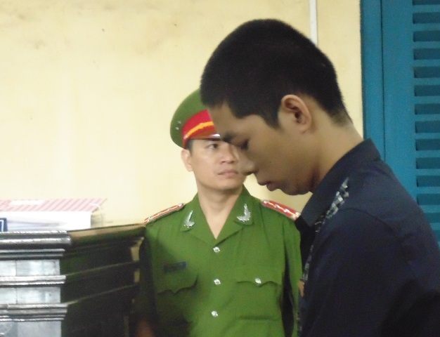Bị đuổi đánh, nam sinh lớp 11 dùng dao đâm bạn - 1 Bị cáo Trương Văn Đạt bị tuyên y án 16 tháng tù