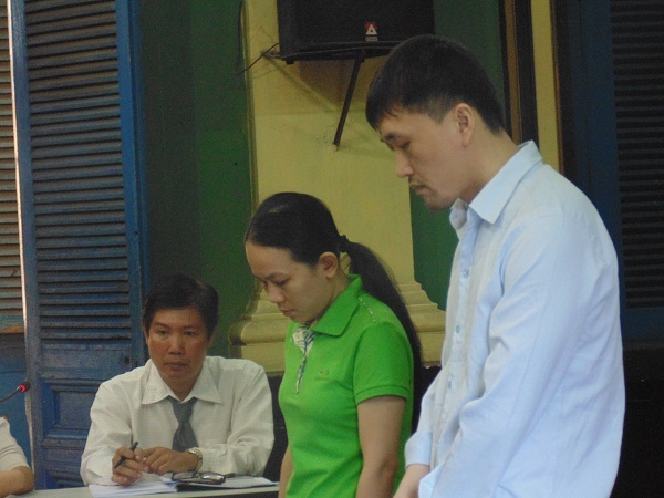 Giả danh cảnh sát để lừa đảo, Li Shi Min (đứng) bị tòa án Việt Nam tuyên phạt 7 năm tù