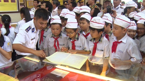 “Hoàng Sa, Trường Sa của Việt Nam - Những bằng chứng lịch sử và pháp lý” - 2 Đông đảo học sinh thích thú xem các tư liệu về Trường Sa, Hoàng Sa
