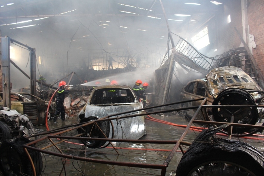 Hàng chục chiếc xe sang cháy trơ khung khi gara ô tô trên đường Cống Quỳnh (quận 1) phát hỏa