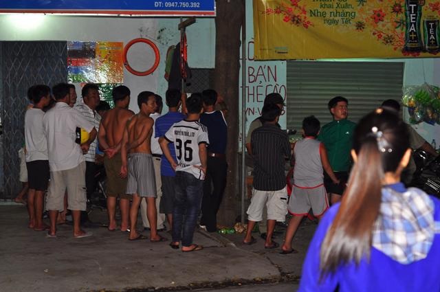 Người dân tập trung theo dõi tại hiện trường vụ án