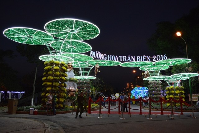 Từ 18h30 ngày 5/2, đường hoa Trấn Biên đã mở cửa cho người dân tham quan