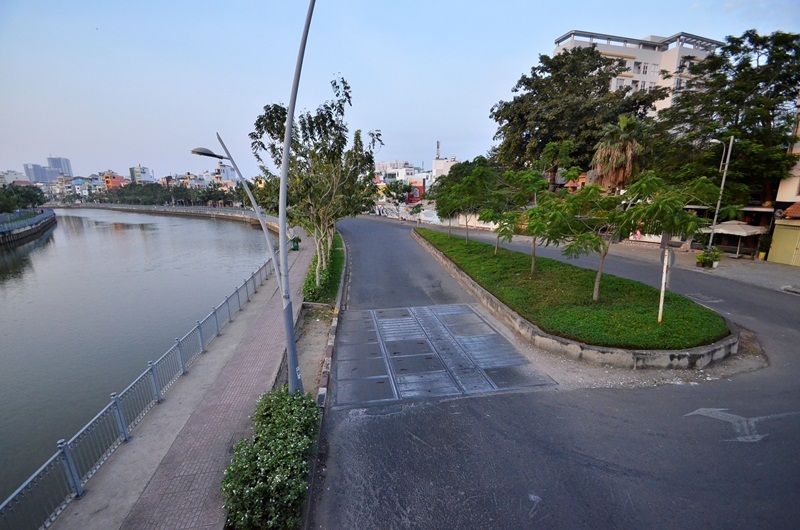 Sài Gòn “ngủ nướng” ngày đầu Xuân - 4
Đường ven kênh Nhiêu Lộc - Thị Nghè, thậm chí tìm mãi không thấy một bóng người.