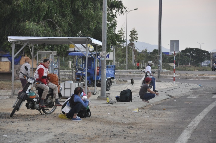 Nhiều người dân ra đường đón xe với mong muốn tìm được xe có giá vé rẻ để vào TPHCM