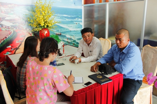 
 Đại diện lãnh đạo Khu du lịch biển Đông trả lời phóng viên
