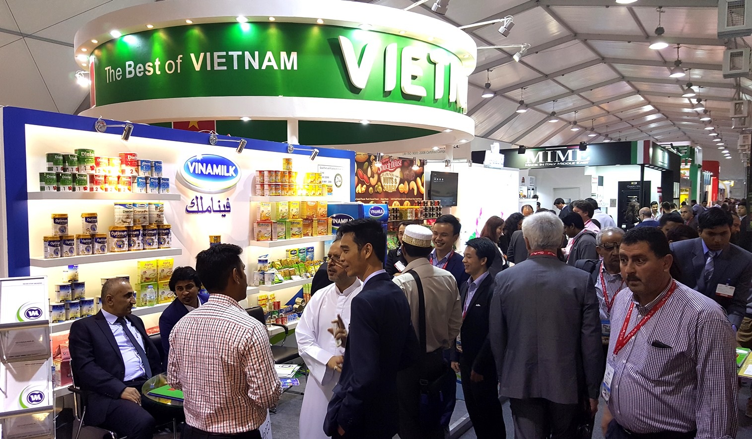 Vinamilk ký được hợp đồng "khủng" xuất khẩu sữa ngay trong ngày đầu tiên - 1 Gian hàng Vinamilk thu hút được sự quan tâm rất lớn từ các khách hàng và đối tác tại Gulfood. Ngay ngày đầu tiên tham gia Hội chợ này, Vinamilk đã ký kết được Hợp đồng xuất khẩu sản phẩm sữa bột cho trẻ em trị giá 12,5 triệu USD.