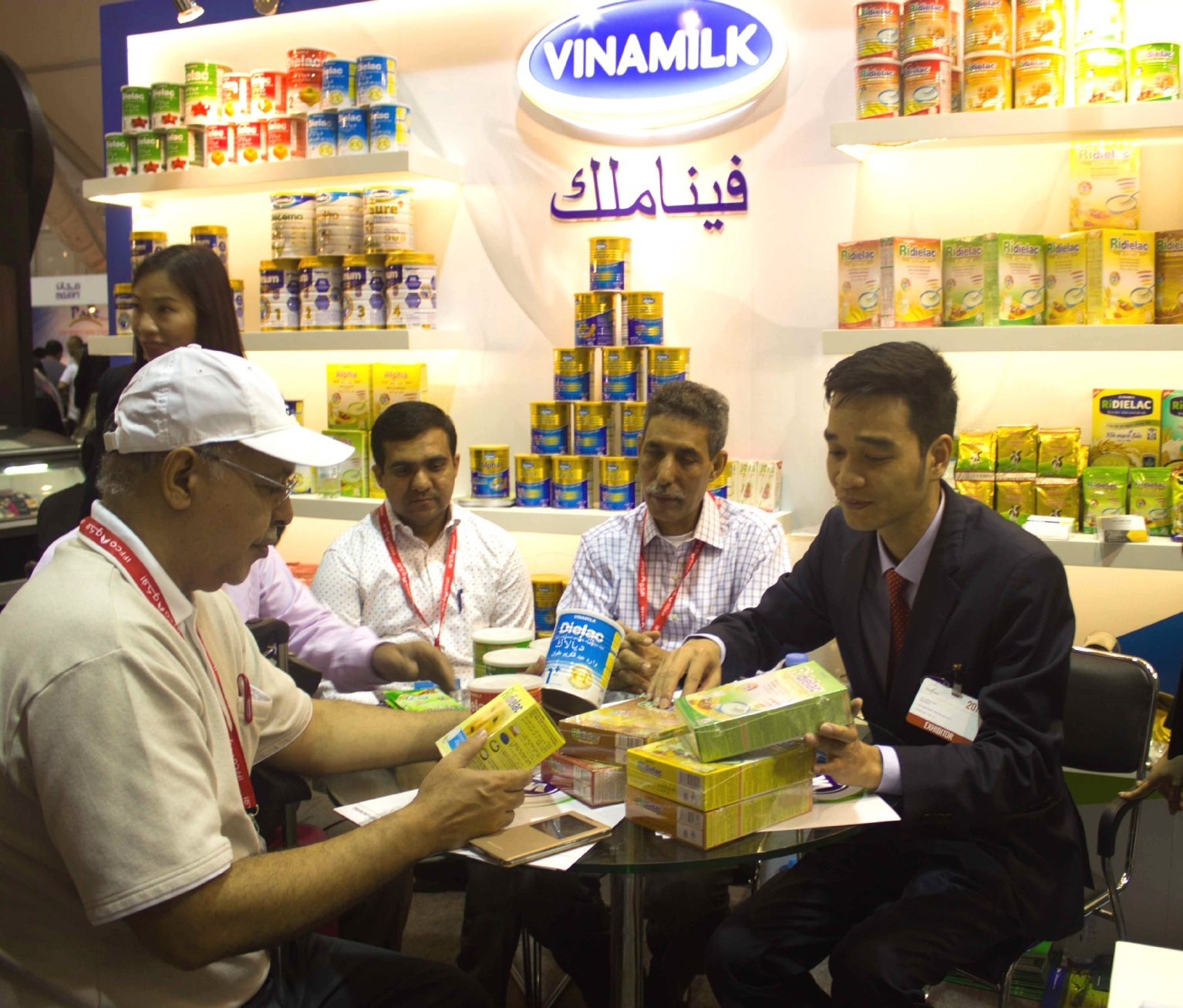 Vinamilk ký được hợp đồng "khủng" xuất khẩu sữa ngay trong ngày đầu tiên - 2 Ông Võ Trung Hiếu - Giám đốc Kinh Doanh Quốc tế Vinamilk giới thiệu với các đối tác các sản phẩm mới của Vinamilk tại hội chợ lần này