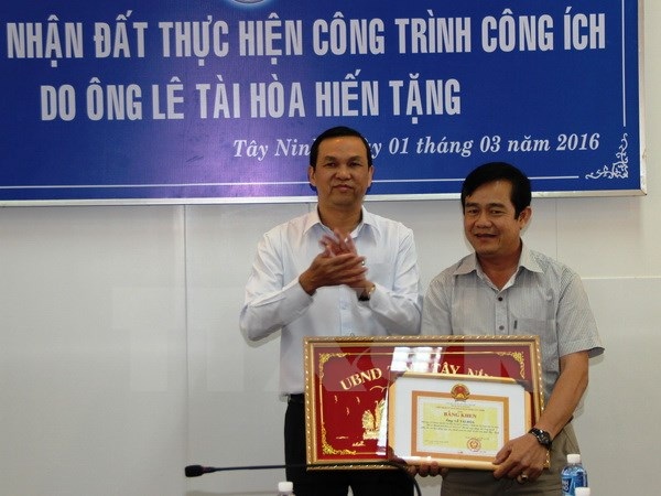 Một người dân hiến tặng 24.000 m2 đất trị giá 4,5 tỷ đồng - 1 Ông Dương Văn Thắng, Phó Chủ tịch UBND tỉnh Tây Ninh tặng Bằng khen của UBND tỉnh cho ông Lê Tài Hòa (ảnh: TTXVN)