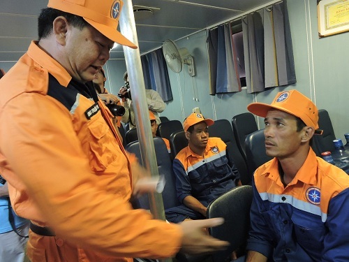 Lãnh đạo Trung tâm Tìm kiếm cứu nạn khu vực 3 xuống thăm hỏi động viên 10 thuyền viên tàu BĐ 95956 TS