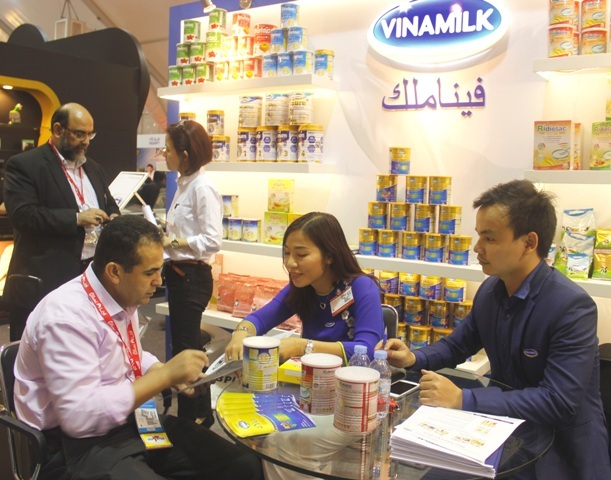 Vinamilk với những thành công - khẳng định vị thế tại thị trường Trung Đông - 1 Đại diện Vinamilk giới thiệu với các đối tác và khách hàng về các sản phẩm của công ty tại hội chợ Gulfood