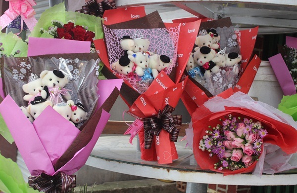 Những món quà, bó hoa làm bằng tay được bày bán khắp nơi