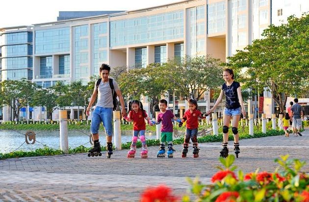 Cuối tuần, khu phố đi bộ Tôn Dật Tiên thút hút hàng ngàn người đến tham quan, mua sắm và tập thể dục