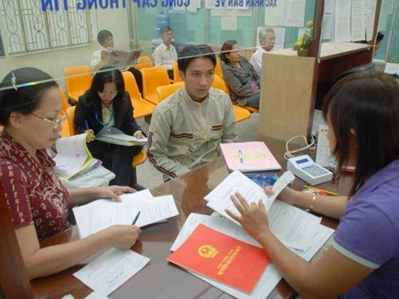 Chưa đăng ký kết hôn có được đứng tên chung trong sổ đỏ? - 1 Theo luật sư, dù chưa đăng ký kết hôn thì vợ chồng vẫn có thể cùng đứng tên trên sổ đỏ theo hình thức sở hữu chung (ảnh minh họa)