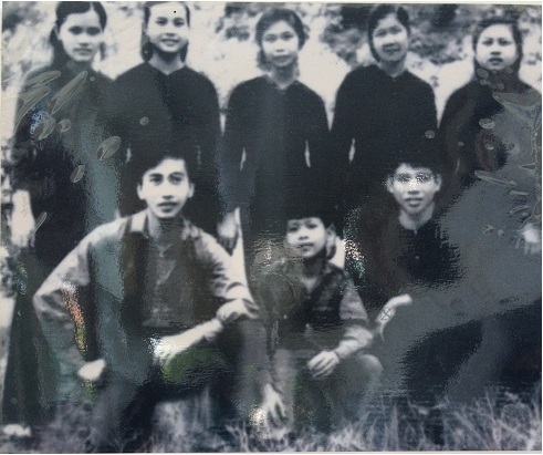 Ông Nguyễn Minh Triết (6 Phong) chụp cùng đồng đội năm 1965 tại Trung ương cục