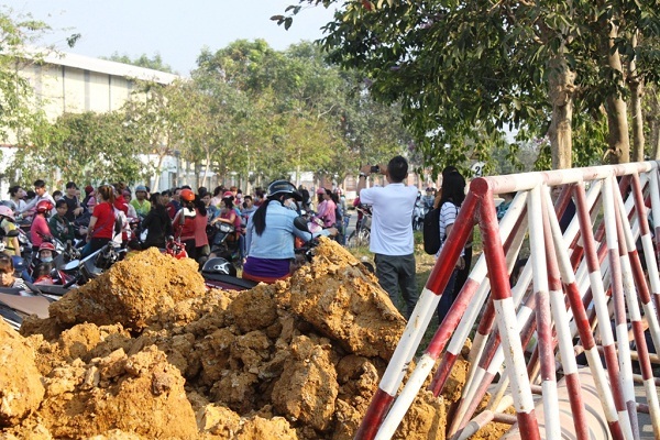 Công nhân không thể vào công ty làm việc