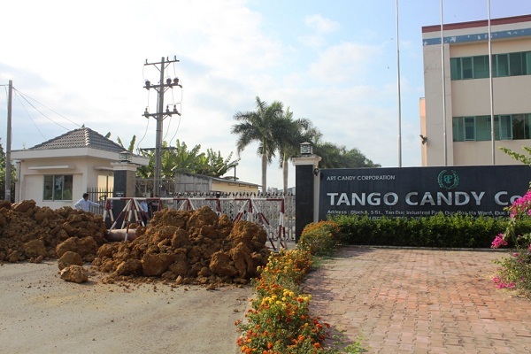 Cổng công ty Tango Candy bị đất đá lấp kín