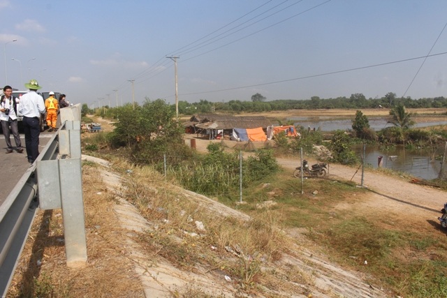 Một đoạn hàng rào bảo vệ bị người dân tự ý mở lối đi để lưu thông