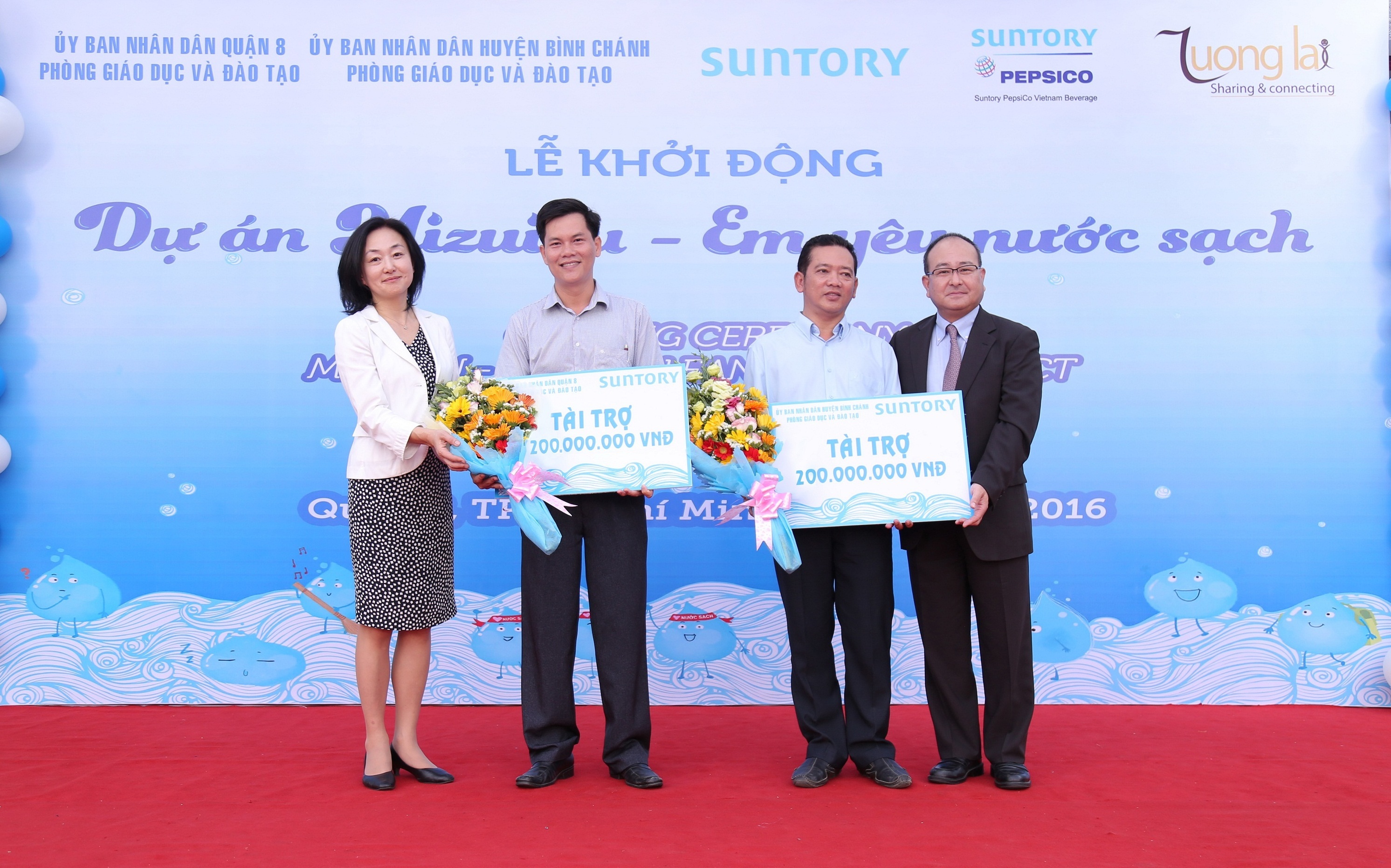 Dự án Em yêu nước sạch “nam tiến” - 1 Đại diện Tập đoàn Suntory và công ty Suntory Pepsico Vietnam trao kinh phí hỗ trợ xây mới hệ thống lọc nước và nâng cấp nhà vệ sinh cho đại diện các trường tiểu học tham gia dự án