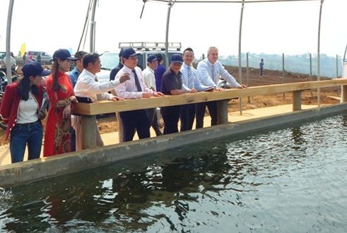 Lãnh đạo tỉnh và các đối tác đi tham quan các công trình cũng là tâm huyết của anh Phước. Nhờ bồn chứa này, mùa khô hạn các cây trồng cũng không lo “khát”.