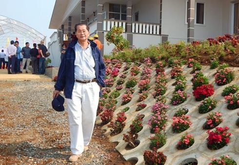 Trong các gió hây hây pha chút không khí lạnh, thả tầm mắt ra xa tít những ngọn đồi, ông Năm Khoa đang tưởng tượng về ngày mai tươi đẹp của Kon Plông.