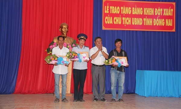 
Ông Huỳnh Ngọc Sơn (bìa trái) và ông Huỳnh Ngọc Hoàng (bìa phải) nhận bằng khen của UBND tỉnh Đồng Nai
