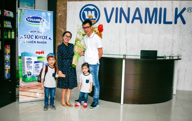“Theo chân” gia đình Ốc Thanh Vân khám phá nhà máy sữa số một Việt Nam - 1 Cả nhà Ốc Thanh Vân đầy hào hứng trước chuyến tham quan