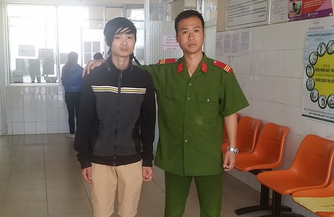 Công an liều mình lao xuống hồ Xuân Hương cứu người đuối nước - 1 Chiến sỹ Cao Minh Ngọc (phải) cùng nạn nhân tại Bệnh viên đa khoa Lâm Đồng