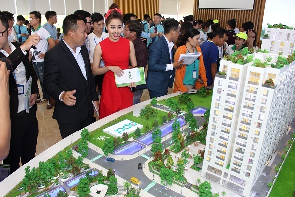 Nhân viên tư vấn của Đất Xanh tư vấn cho diễn viên Tường Vy về căn hộ dự án Opal