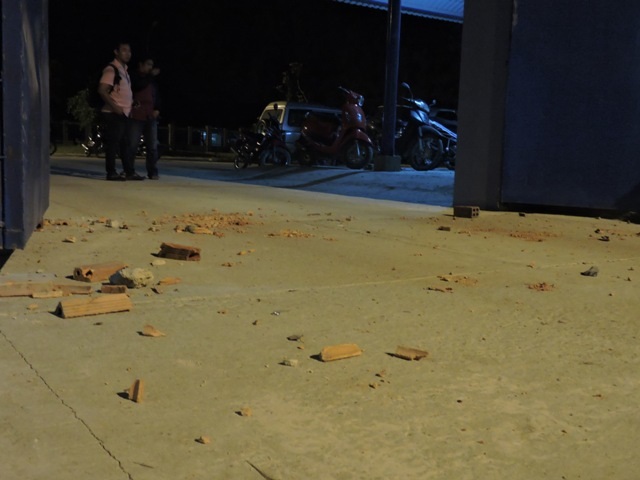 Hơn 20 cán bộ thủ ở cổng chính bị học viên tấn công bằng gạch đá, 1 cán bộ phải cấp cứu vì mất nhiều máu