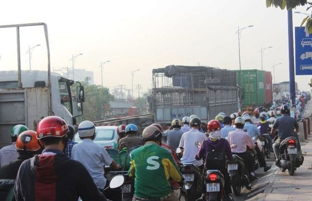 Ùn ứ xảy ra ở nhiều tuyến cửa ngõ trên chiều rời thành phố (ảnh: Vũ Lê)