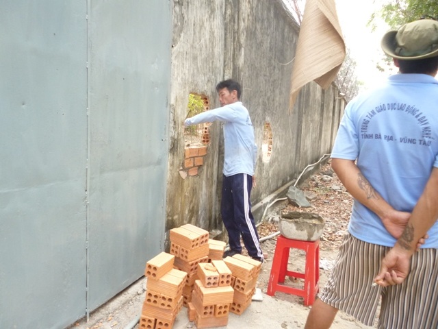 
Những bức tường bao của trung tâm đã xuống cấp trầm trọng.
