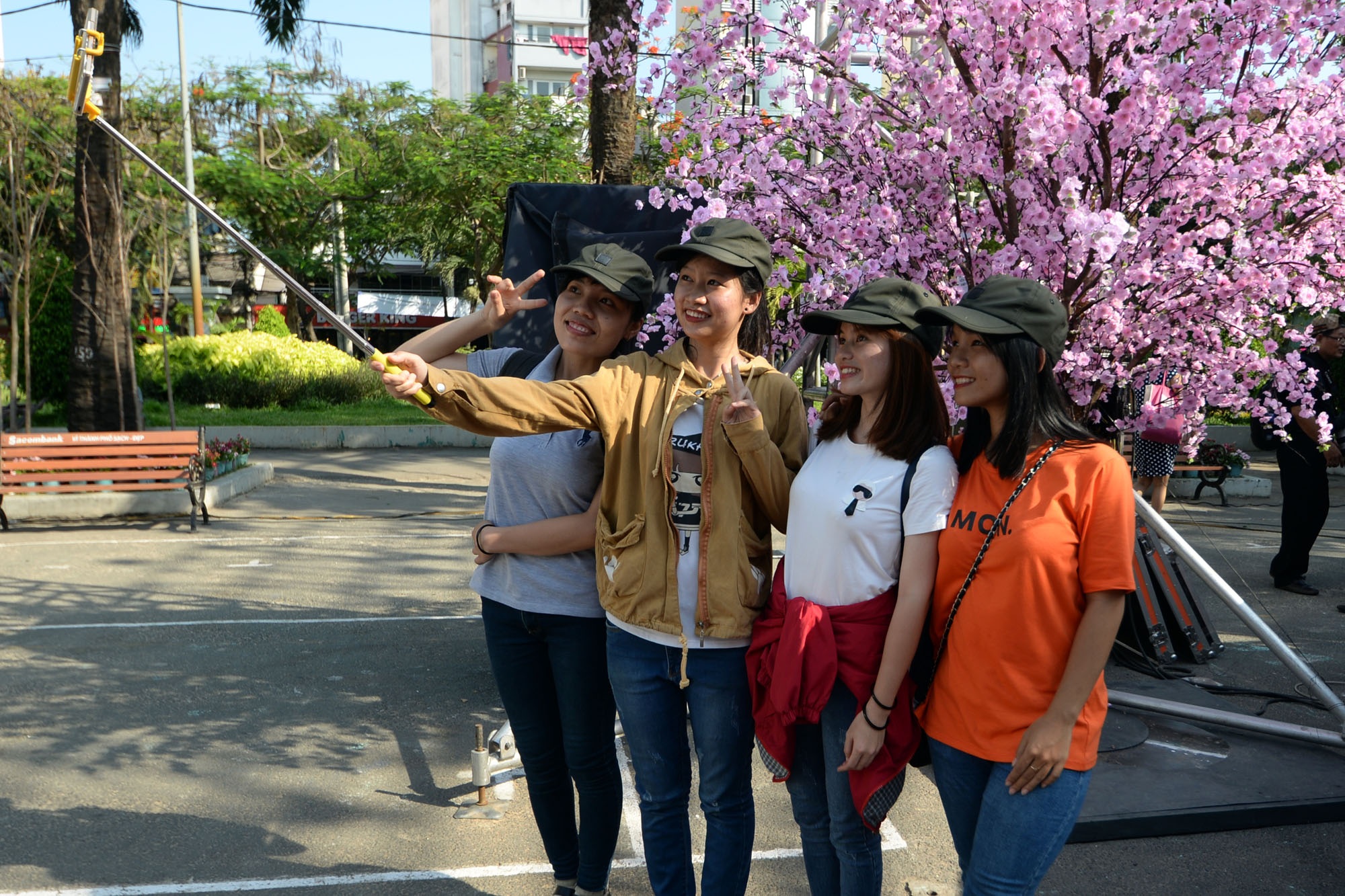Giới trẻ Sài Gòn mặc Kimono chụp ảnh với hoa anh đào - 2 Nhiều bạn trẻ tranh thủ cơ hội được chụp hình với hoa anh đào