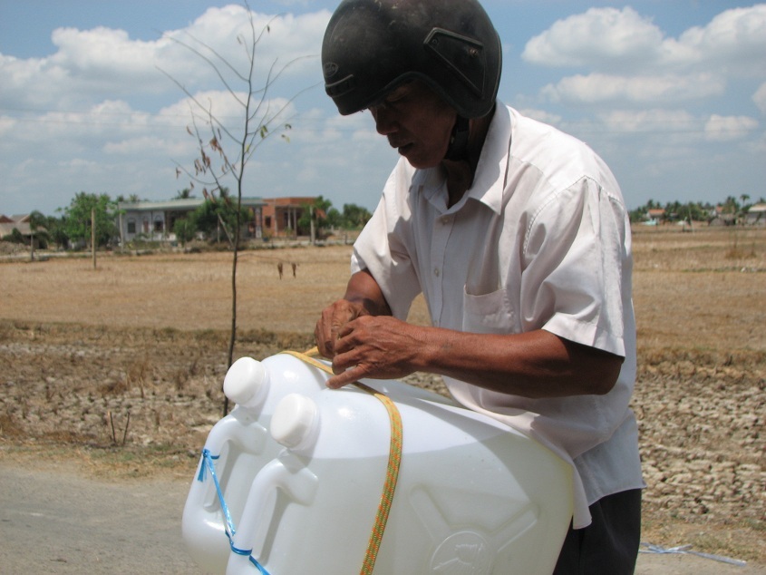 Người dân vui mừng vì có nước sạch để dùng