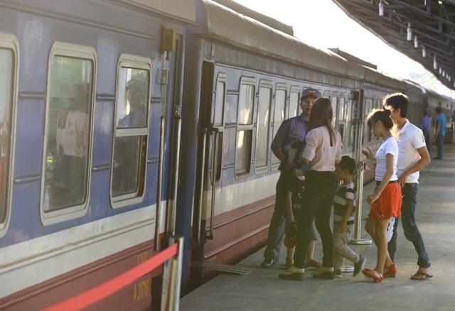 
Lác đác vài người đi tham quan từ Bình Dương lên Sài Gòn và ngược lại.
