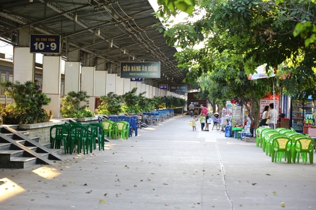 Một góc cửa hàng vắng khách lối ra ga