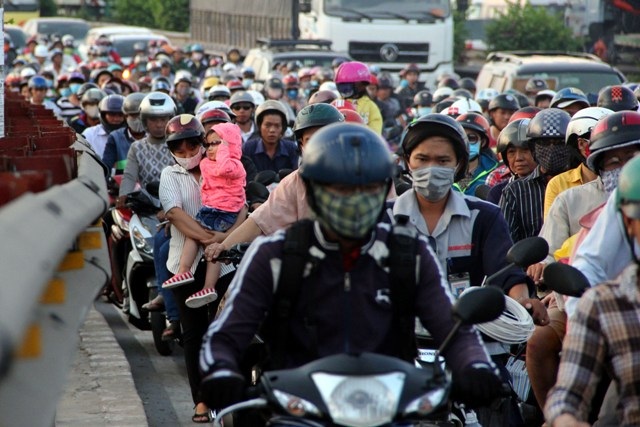 Ăn cơm giữa đường trong "biển người" rời thành phố - 10 Nhiều người phải xuống đi bộ để thoát khỏi cảnh kẹt xe