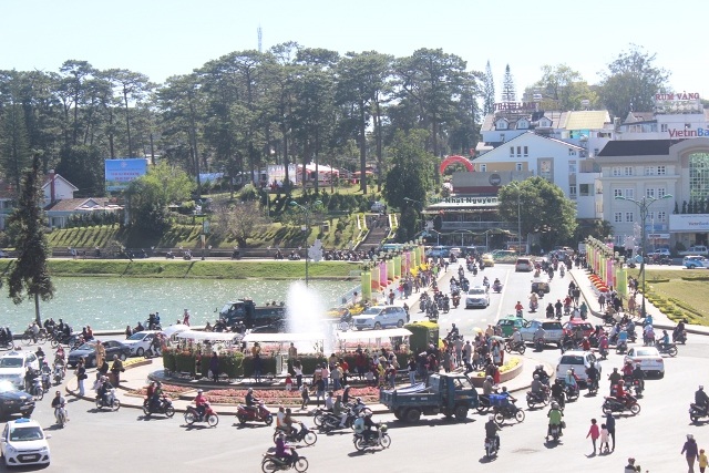 Du khách nườm nượp đổ về TP Đà Lạt