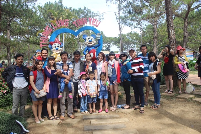 Du khách chụp ảnh lưu niệm tại Khu Thung lũng Tình yêu Đà Lạt