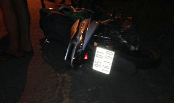 Chiếc xe của nạn nhân bị văng xa khỏi hiện trường