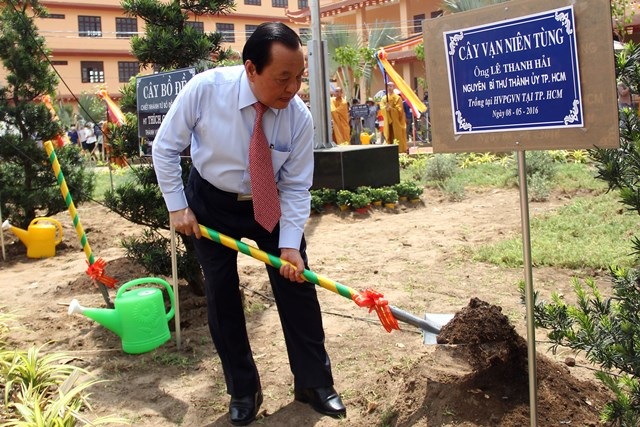 Khánh thành Học viện Phật giáo Việt Nam tại TPHCM - 5 Nguyên Bí thư Thành ủy trồng cây trong khuôn viên học viện