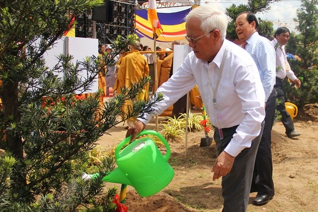 Khánh thành Học viện Phật giáo Việt Nam tại TPHCM - 6 Nguyên Chủ tịch UBND TP Lê Hoàng Quân tới tham dự và tưới nước cho cây trồng trong học viện