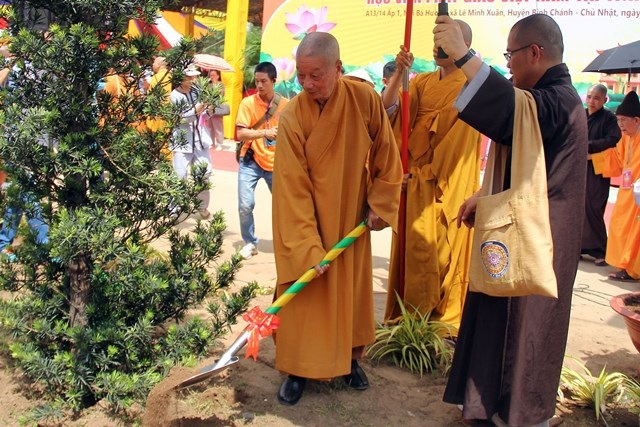 Khánh thành Học viện Phật giáo Việt Nam tại TPHCM - 8 Hòa thượng Thích Trí Quảng, Viện trưởng Học viện Phật giáo Việt Nam trồng cây trong học viện