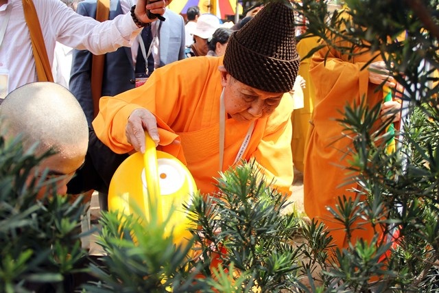 Khánh thành Học viện Phật giáo Việt Nam tại TPHCM - 7 Hòa thượng Thích Đức Nghiệp, Phó pháp chủ hội đồng chứng minh Giáo hội Phật giáo Việt Nam tưới nước cho những cây được trồng trong học viện trong ngày khánh thành