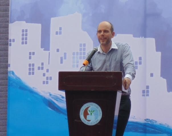 Kêu gọi học sinh – sinh viên hiến kế bảo vệ môi trường - 1 ông Stephen F.Berlingguette, Trưởng đại diện Cơ quan phát triển quốc tế Hoa Kì USAID tại TPHCM phát biểu tại buổi lễ.