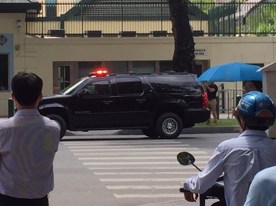 Đoàn xe rời Lãnh sự quán Mỹ