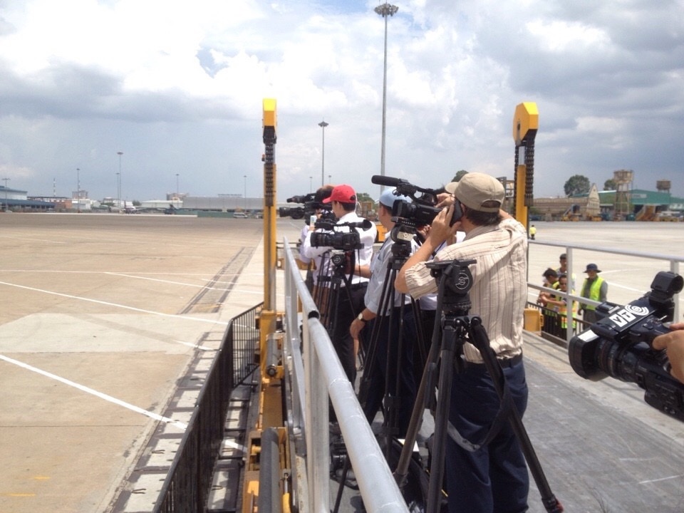 Tại sân bay, đông nghẹt PV đang chờ