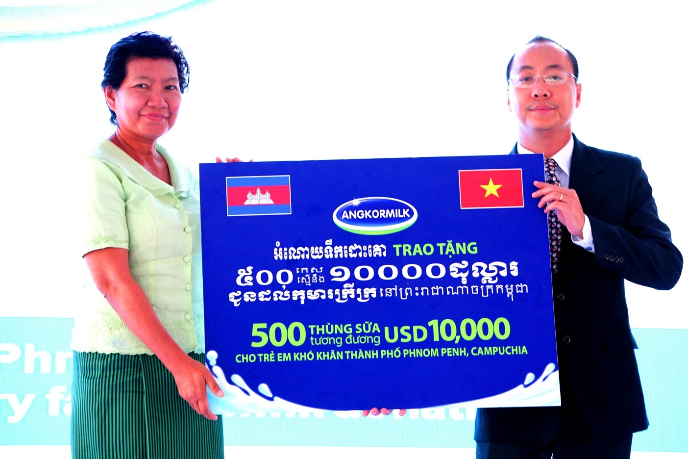 Vinamilk chính thức khánh thành nhà máy sữa đầu tiên tại Campuchia - 4
Tại chương trình, ông Đoàn Quốc Khánh – Tổng Giám đốc Nhà máy Sữa Angkor đại diện Nhà máy đã gửi đến cho trẻ em nghèo của Phnom Penh 500 thùng sữa nước trị giá tương đương 10.000 USD để góp phần cải thiện tình trạng dinh dưỡng cho trẻ em Campuchia