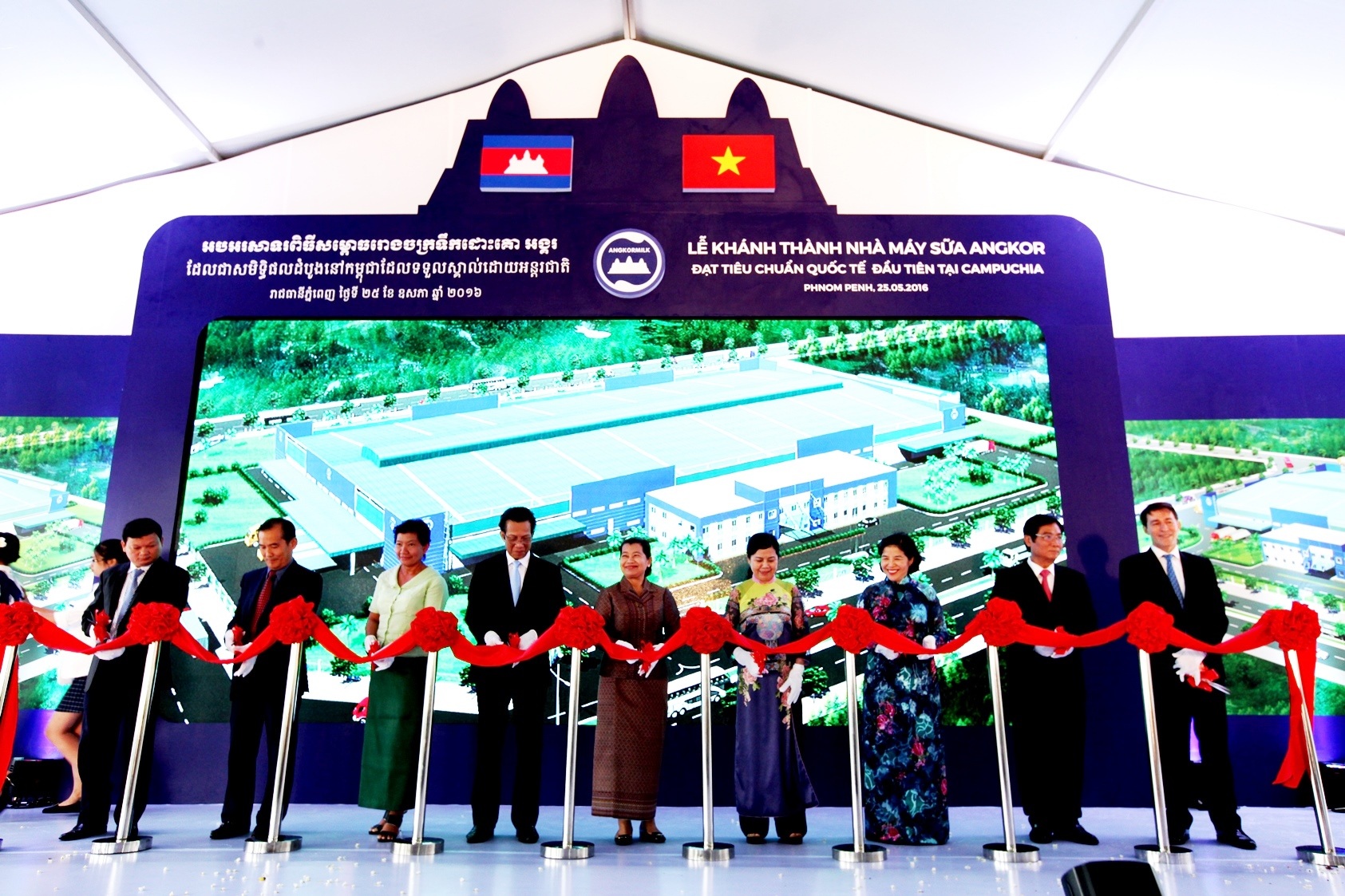 Vinamilk chính thức khánh thành nhà máy sữa đầu tiên tại Campuchia - 1
Bà Men Sam On, Phó Thủ tướng Chính phủ Campuchia cùng lãnh đạo nhiều cơ quan, ban ngành của Campuchia và Việt Nam cắt băng khánh thành nhà máy sữa Angkor – nhà máy sữa chuẩn quốc tế đầu tiên và duy nhất tại Campuchia.