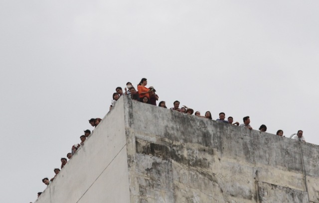 Người dân tận dụng mọi không gian để được nhìn tận mắt vị nguyên thủ nước Mỹ.